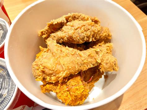 Huge Jollibee chicken bucket for 3 : r/FriedChicken