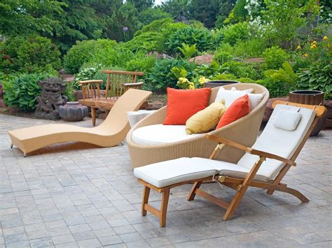 Modern Outdoor Furniture | HGTV