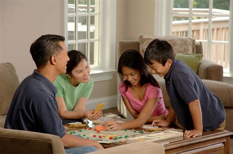 File:Family playing a board game (2).jpg - Wikimedia Commons