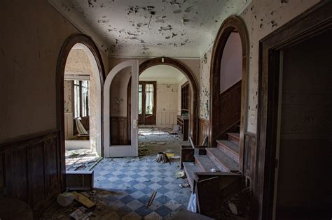 Inside abandoned mansions: 6 hauntingly beautiful US sites