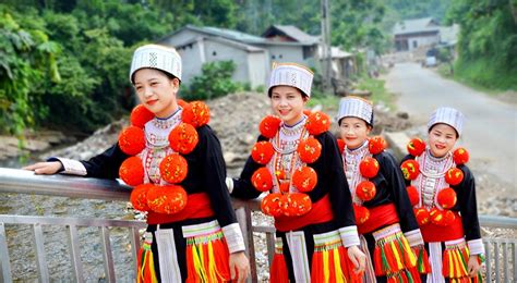 Quả bông len - điểm nhấn trên trang phục nữ của người Dao đỏ | Báo Dân ...