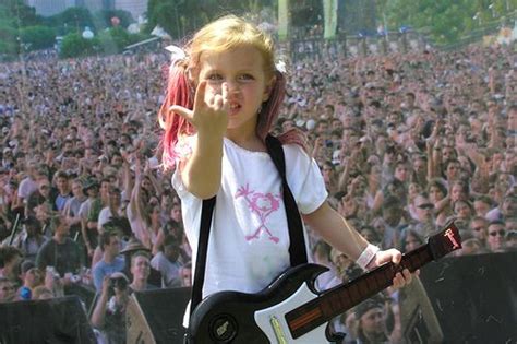 Olivia Vedder (Eddie Vedder's daughter) wearing a Pearl Jam t-shirt ...