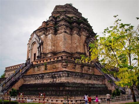 Visit Chiang Mai's Old City and Temples - Baanpong Lodge