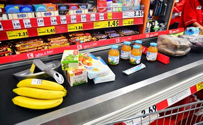 Hidden Contamination at Checkout: Grocery Conveyor Belts | Food Safety News