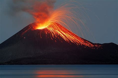 Terletak di Selat Sunda, Ini Sejarah Tersembunyi Gunung Anak Krakatau