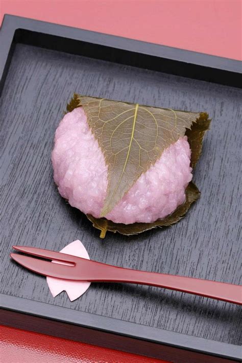 Sakura Mochi (Easy Japanese Pink Mochi Recipe)