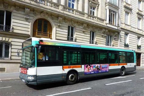 A practical guide for getting around Paris by bus - Lodgis Blog