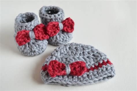 SO FLUFFY - Crochet Baby Booties and Beanie FREE | Croby Patterns