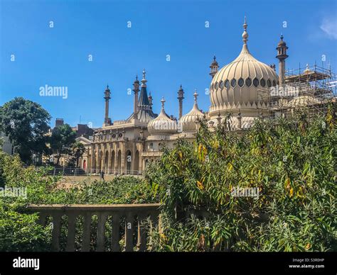 Brighton pavilion gardens Stock Photo - Alamy