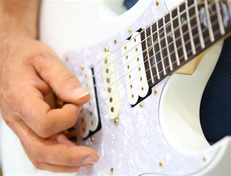 Best Guitar Picking Technique: Alternate vs. Directional Picking