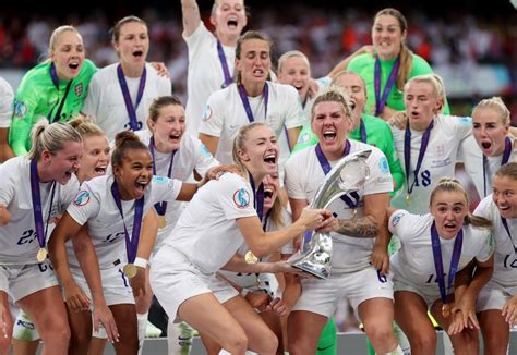 England stars Leah Williamson and Jill Scott prove Lionesses' glory ...