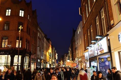 Découvrez Camden Street de Nuit à Dublin. Une rue très animé de nuit ...