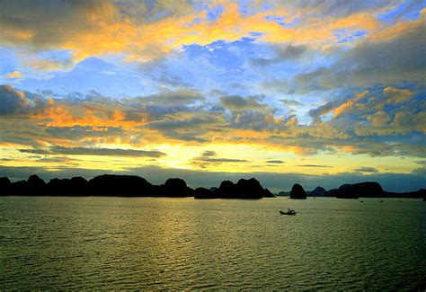 Sunset in Halong Bay - Sunset Times and Top Things To Do in Sunset