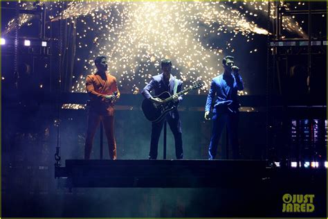 The Jonas Brothers Kick Off 'Happiness Begins' Tour in Miami - See the ...