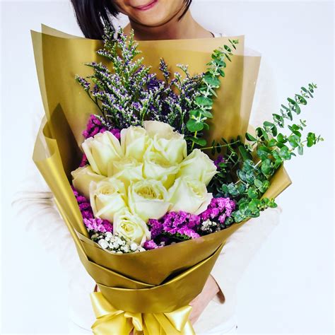 Hand bouquet Singapore from $39 www.littleflowerhut.com.sg | Hand ...