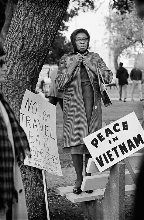 Photographer Captures the Beginnings of the Peace Movement in the '60s ...