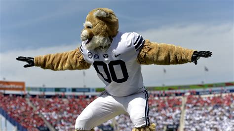 BYU Cougar mascot gets involved in hilarious dance off vs. Mississippi ...