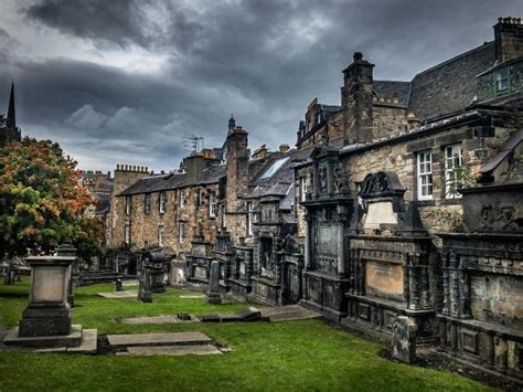 12 Best Edinburgh Ghost Tours (Vaults, Graveyards and more)