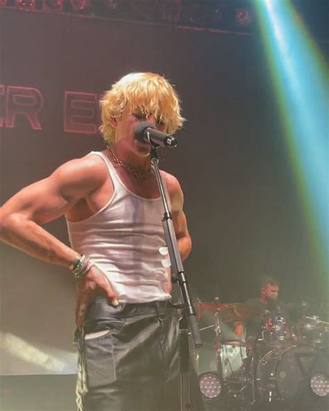 Pin de 𝐌𝐢𝐜 🕷 en The Driver Era | Chicos apuestos, Ross lynch, Actores