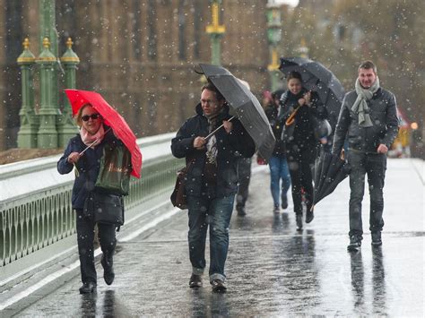 UK weather: London snow prompts shock in capital with wintry conditions ...