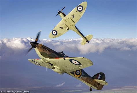 Hawker Hurricane e Supermarine Spitfire. | Wwii fighter planes, Battle ...