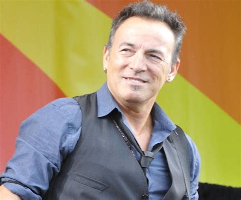 Bruce Springsteen Biography - Facts, Childhood, Family Life & Achievements