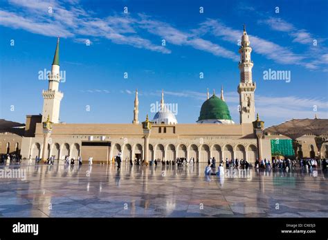 Medina mosque dome saudi arabia hi-res stock photography and images - Alamy