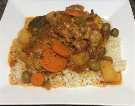 Pollo Guisado con arroz blanco (Chicken Stew Puerto Rican style with ...