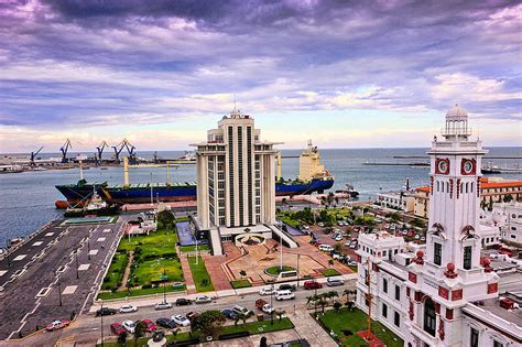 Veracruz : World Trade Centers Association - Facing the plaza are the.