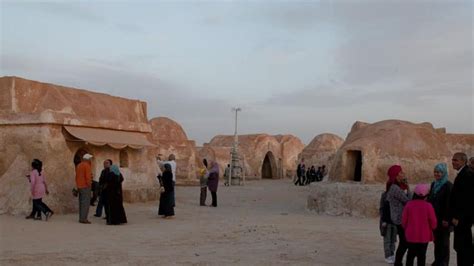 Tatooine Star Wars set menaced by giant sand dune - Technology ...