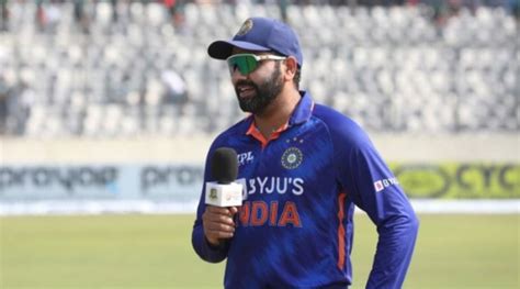 Rohit Sharma comes out to bat with injured hand after IND go 7 wicket ...