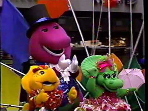 Barney at the 1995 Macy's Thanksgiving parade (HQ) - YouTube