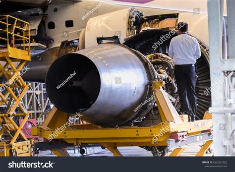 Jet Engine Remove Aircraft Airplane Maintenance Stock Photo 1562901352 ...