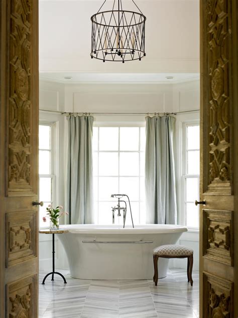 20 Luxurious Bathrooms with Elegant Chandelier Lighting