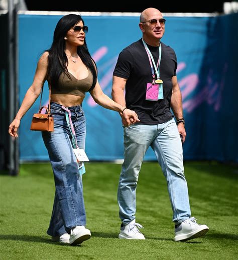 Jeff Bezos' fiancee Lauren Sanchez's ab-baring look has fans saying the ...