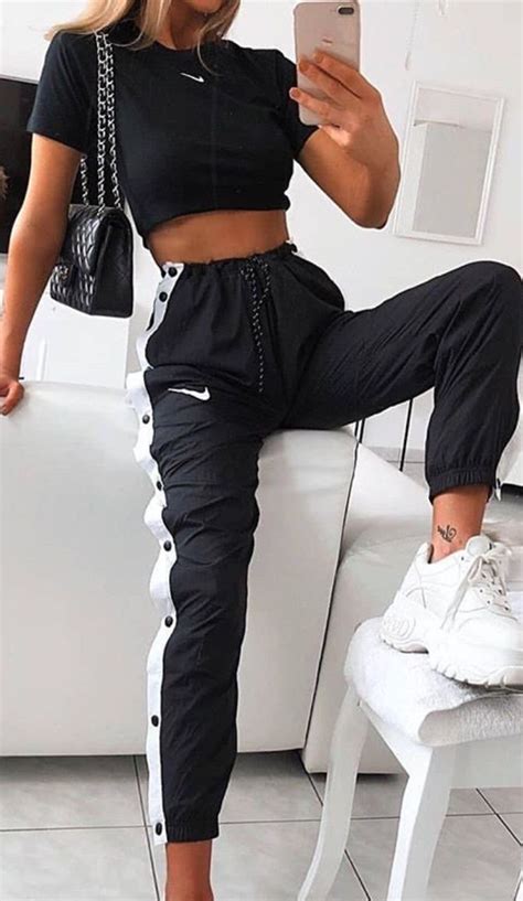 Nike joggers and simple black nike top in 2020 | Sporty outfits ...