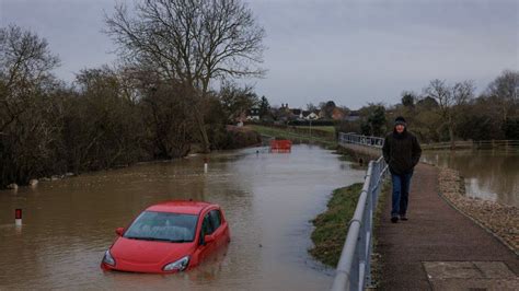 UK weather: Heavy rain in south and major flooding in Nottinghamshire ...