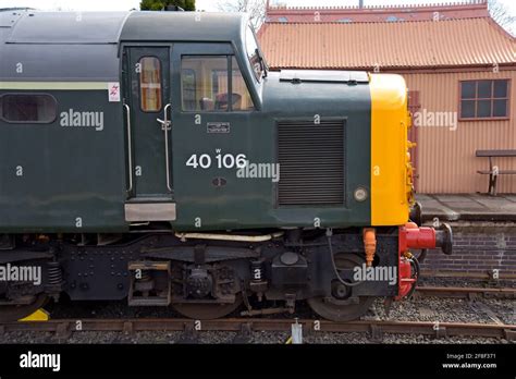 Preserved Class 40 diesel locomotive 40106 at the platform in ...