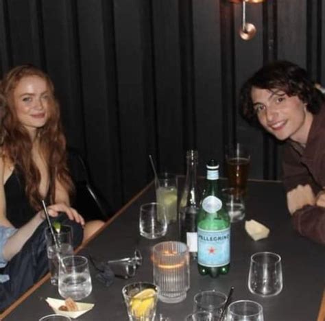 sadie sink & finn wolfhard at A24's dinner party | Ideias para selfie ...