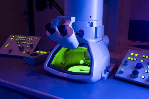 Introduction to the Electron Microscope