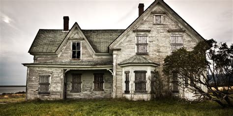 What It's Like to Live in a Haunted House - 7th Sense Stories