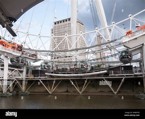 Famous London Eye Ferris wheel Stock Photo - Alamy