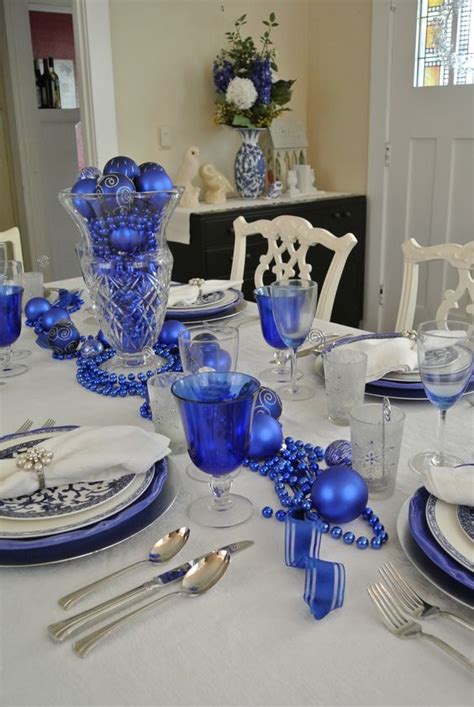 35 Frosty Blue And White Christmas Décor Ideas - DigsDigs