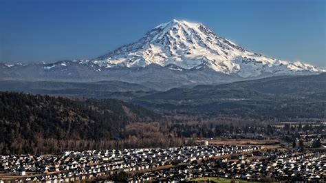 The Big Wobble : The 14,000-foot snowcapped volcano Mount Rainier is ...