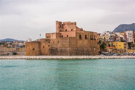 Premium Photo | Castle of castellammare del golfo by night