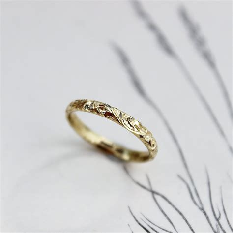 18ct gold 2.5mm floral engraved ring | RU.ST