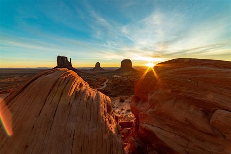 Sunrise at Monument Valley, Utah [OC] [2048x1366] : EarthPorn