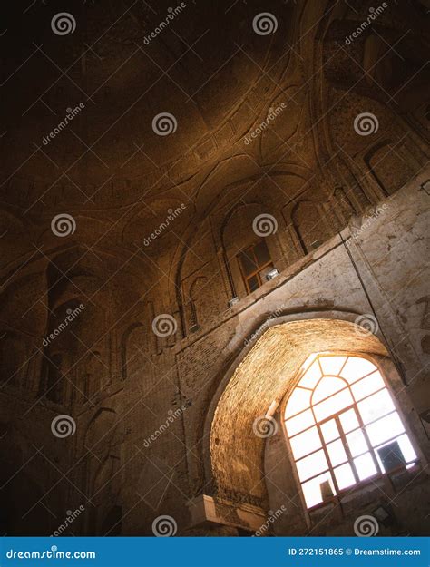 Masjed-e Jameh Mosque Ceiling With Roof Circle Window And Muqarna ...