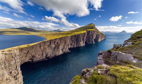 Leitisvatn Cliffs - The cliffs of Leitisvatn facing the ocean ...