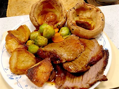 [Homemade] Roast Beef, Yorkshire Pudding, Roast Potatoes : r/food